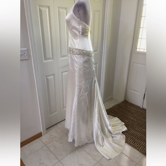 NWT Galina Signature Wedding gown Ivory, halter 8 750$ - Picture 4 of 6